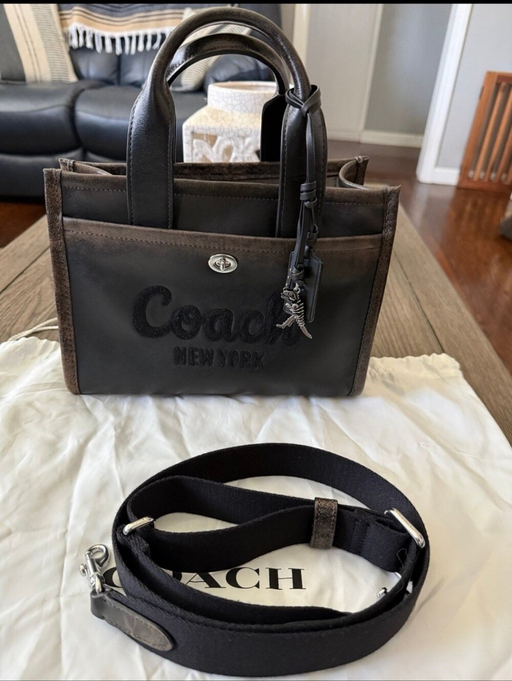 Coach New York Cargo Tote 26 Black Loved Leather - Picture 9 of 10